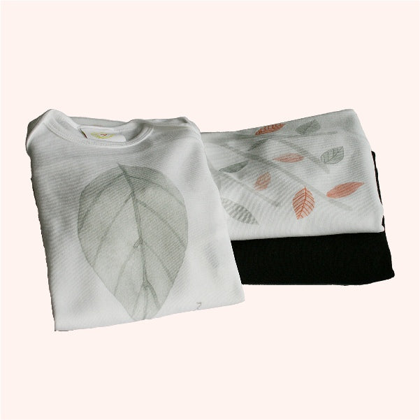Sustainable gift box for pregnancy with organic clothing.