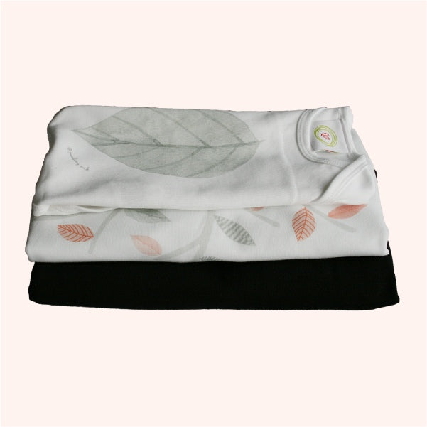 Sustainable gift box for pregnancy with organic clothing.